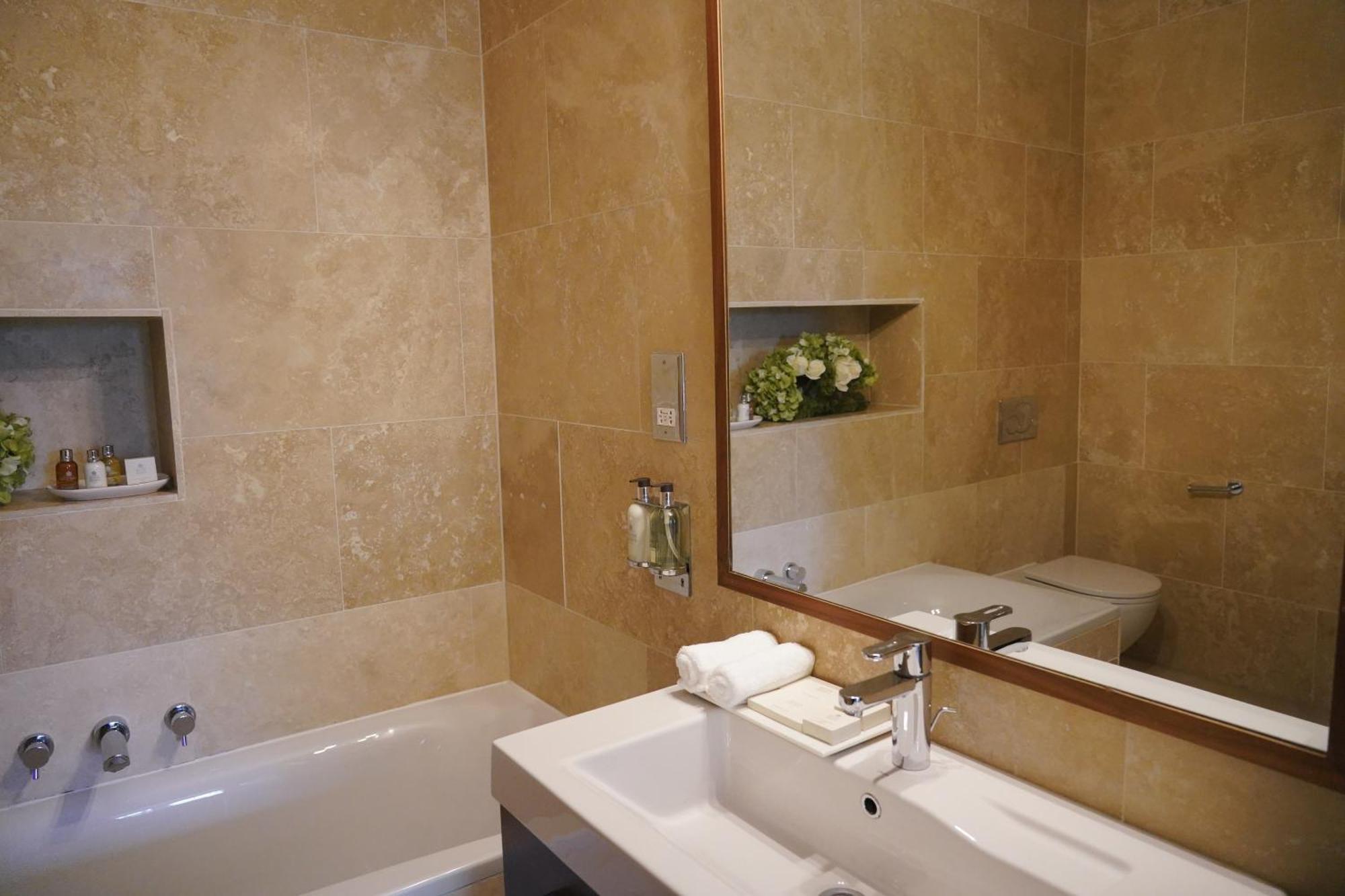 40 Winks Hospitality Hotel Дърам Екстериор снимка