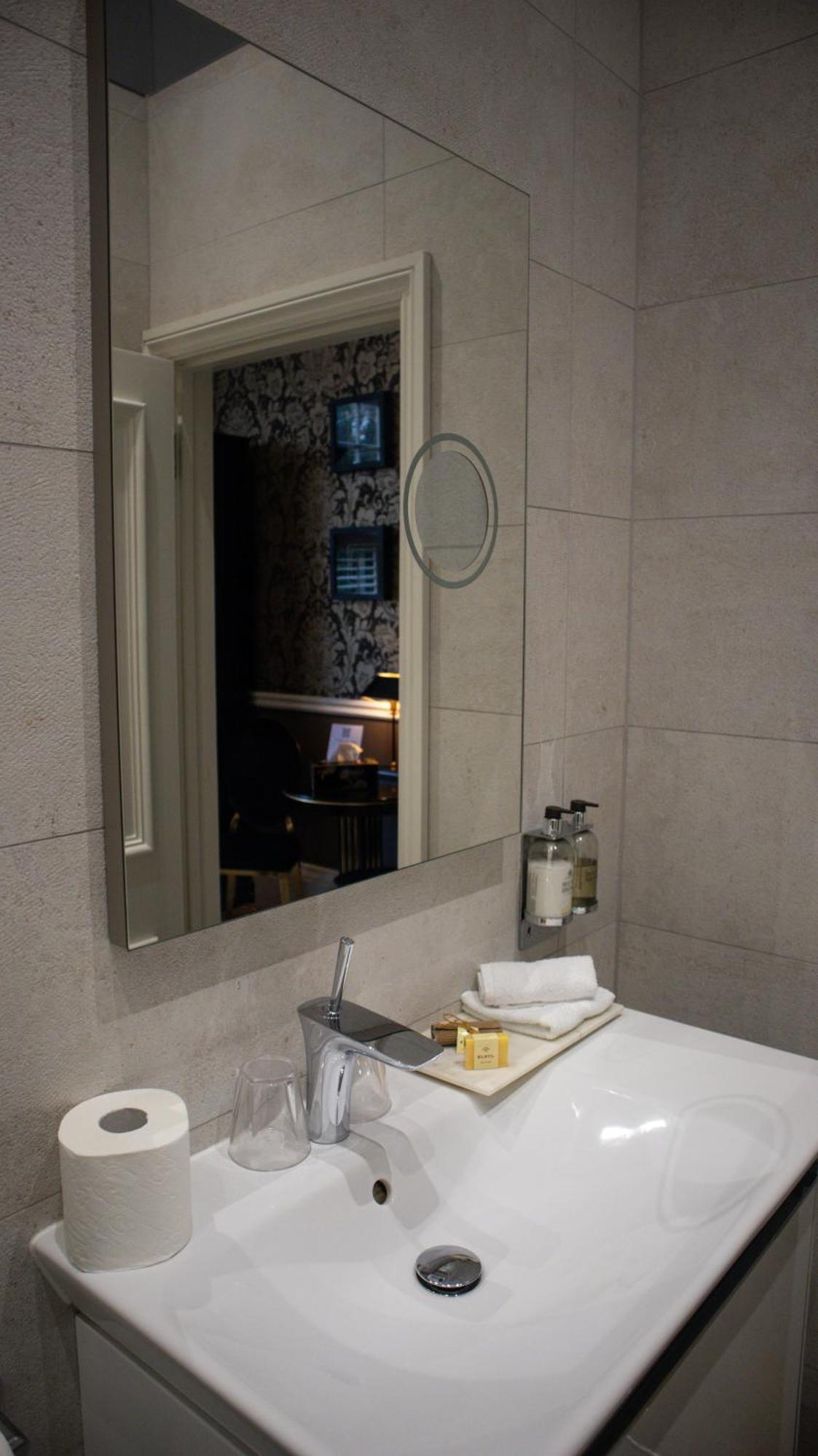 40 Winks Hospitality Hotel Дърам Екстериор снимка